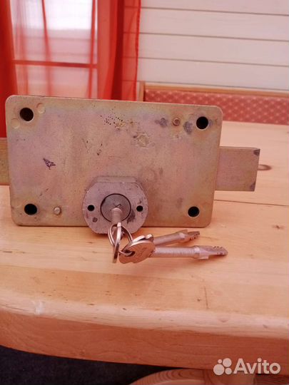 Дверной замок накладной