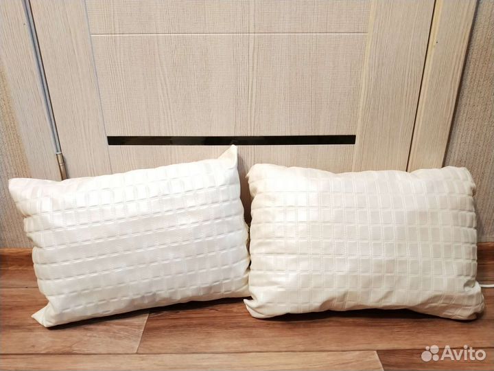 Подушки кожаные белые от дивана