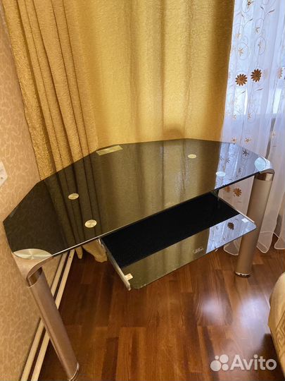 Компьютерный стол стеклянный