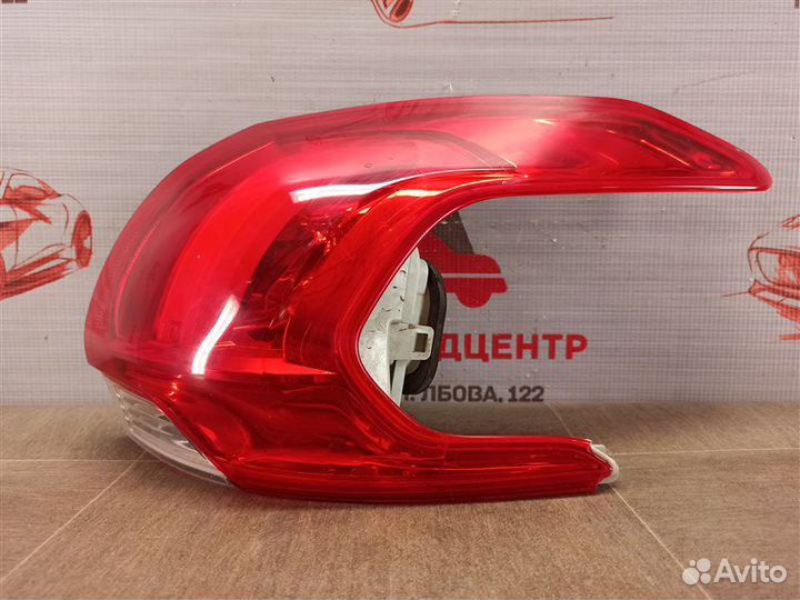 Фонарь правый Peugeot 2008 2013-2016