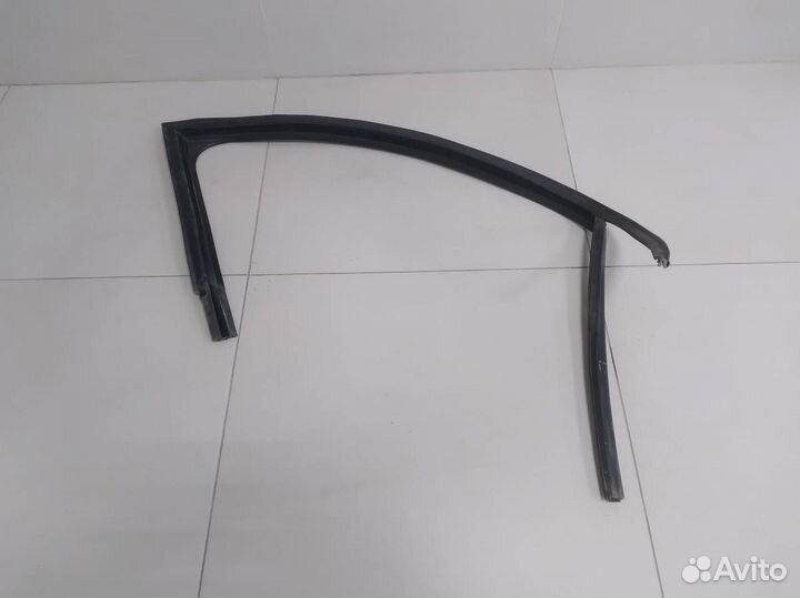 Уплотнитель стекла двери Skoda Rapid 2012-2020