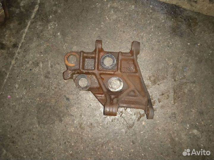 Кронштейн генератора Mercedes w123 мерседес 123