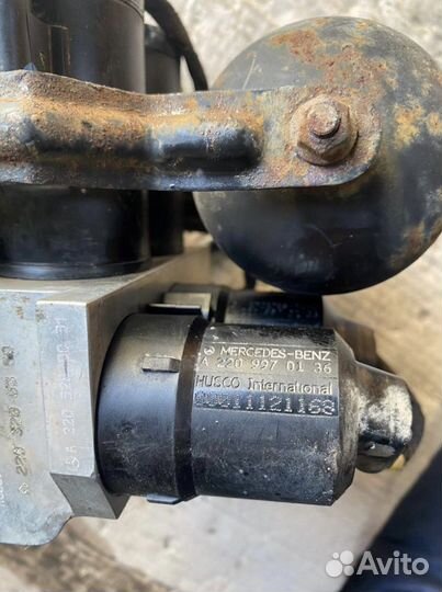 Блок клапанов гидроподвески Мерседес W220 W215 abc