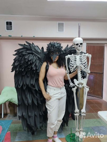 Чёрные большие крылья ангела