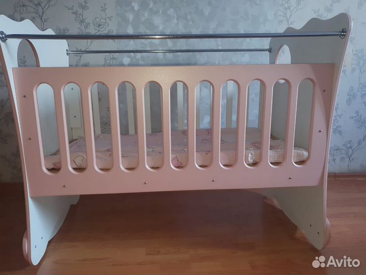 Детская кроватка с маятником