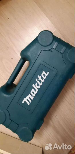 Аккумуляторная отвёртка Makita с набором 6723D