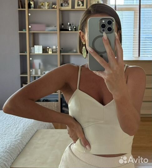 Кожаный топ на бретельках молочный