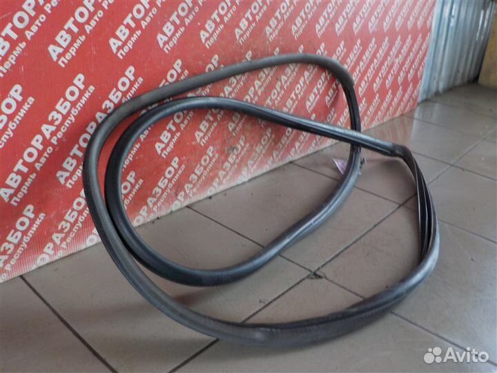 Уплотнитель двери передний правый Toyota Rav 4