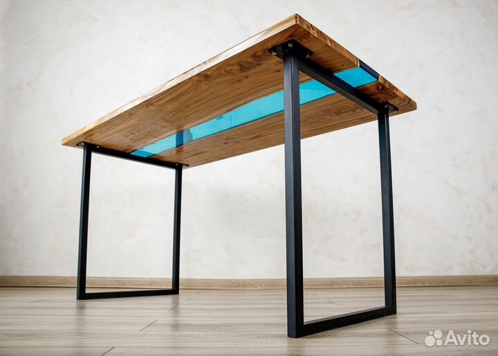 Стол «Река» из слэба карагача и эпоксидной смолы