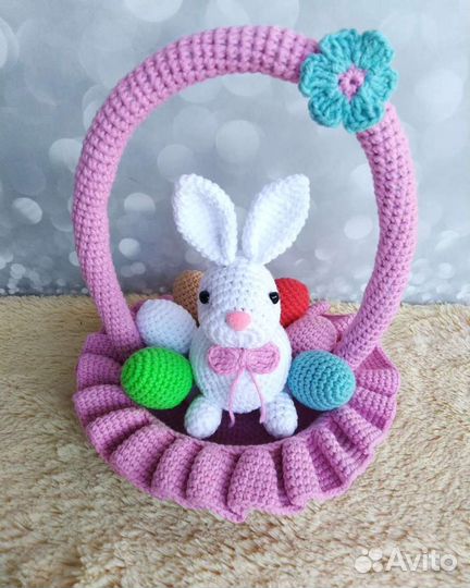 Пасхальный заяц в корзине