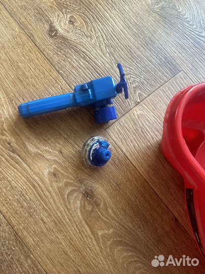 Волчок с пусковым устройством и арена