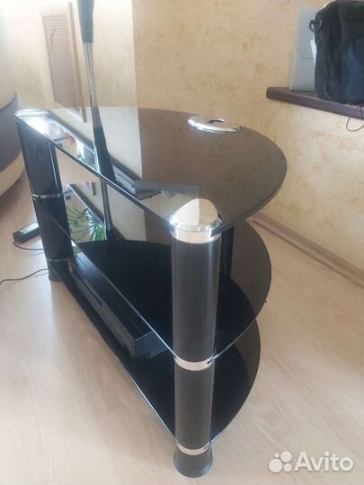 Стеклянная тумба под аппаратуру