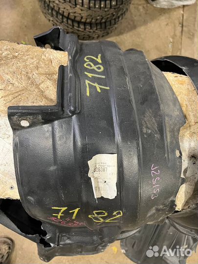 Подкрылок передний crown 150