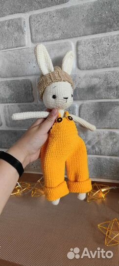 Вязанная игрушка - заяц (амигуруми)