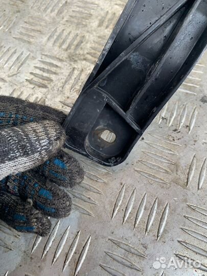 Кронштейн крепления фары правый 1K0 807 890 B