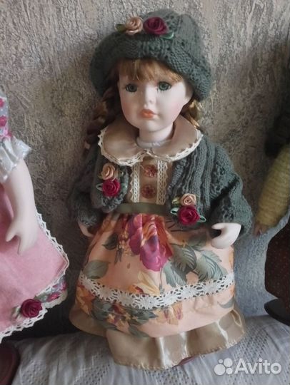 Кукла фарфоровая