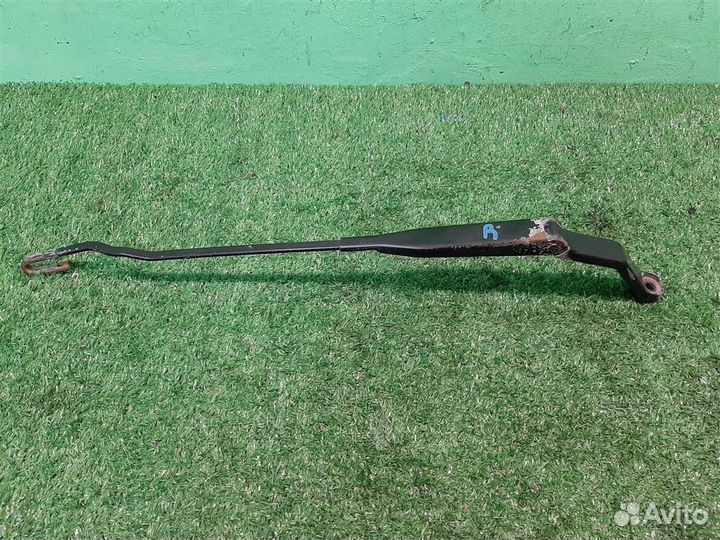 Поводок стеклоочистителя правый Mitsubishi Carism