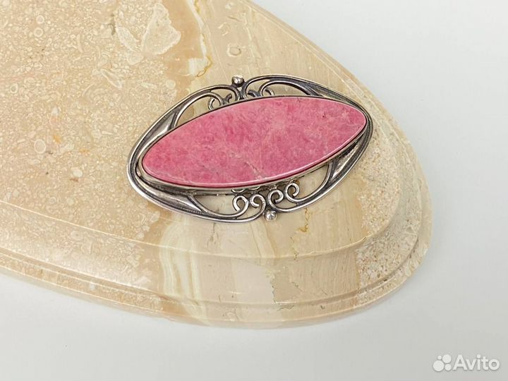 Брошь винтажная с родонитом в серебряной оправе