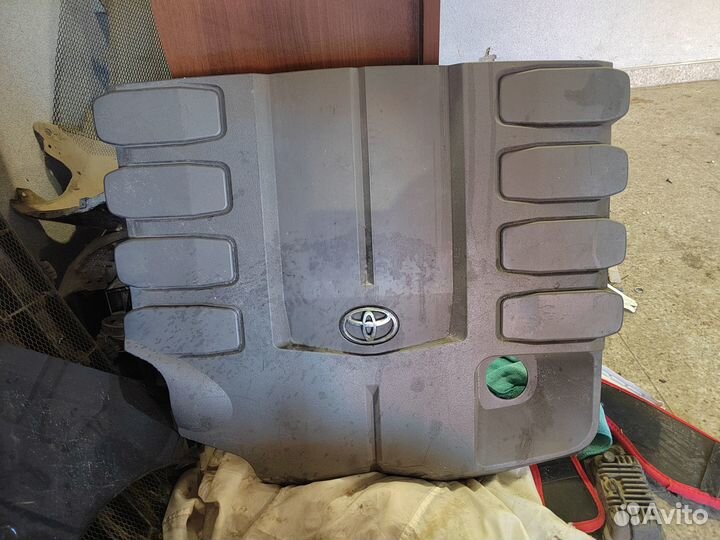 Крышка двигателя оригинальная Toyota Land Cruiser