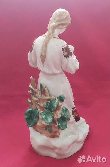Статуэтка фарфоровая. Гадание на ромашке. СССР