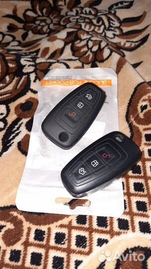 Силиконовые чехлы, и один из кожи