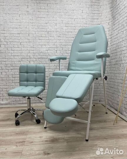 Педикюрное кресло - кушетка цвет пастель