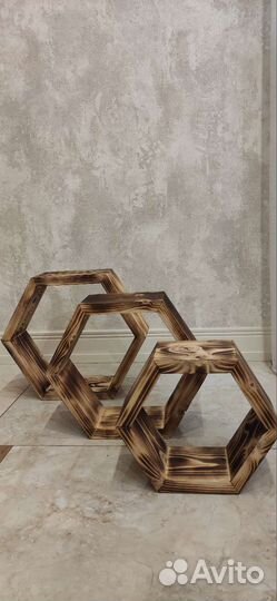 Полки в виде сот