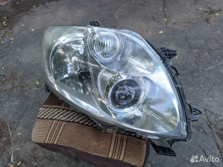 Передняя правая фара Тойота аурис