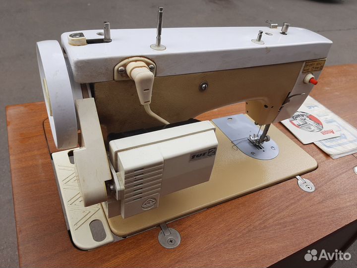 Швейная машинка Чайка 142 м