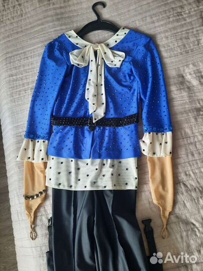 Костюм для выступлений по фигурному катанию