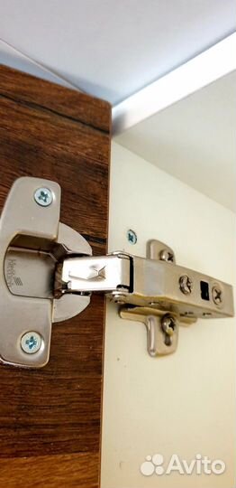 Кухня с черным цоколем на заказ