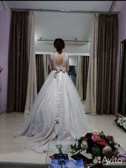Свадебное платье со шлейфом длинным