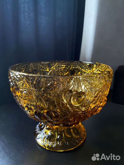 Ваза для фруктов на ножке