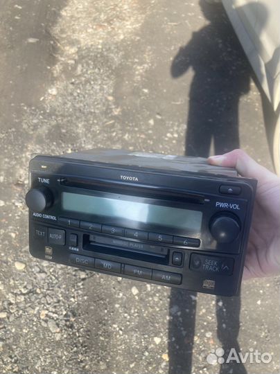 Штатная магнитола на Toyota Ist