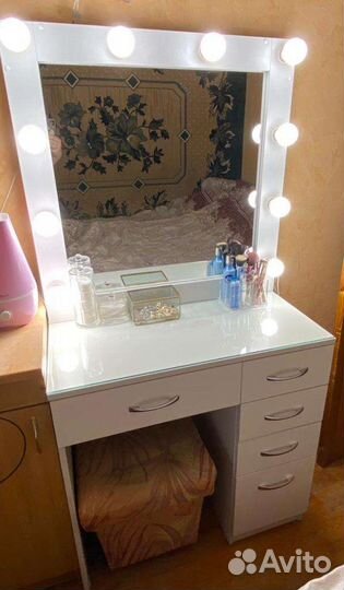 Гримерное зеркало со столом