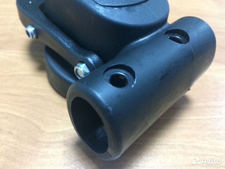 Крепление колеса поворотного коляски