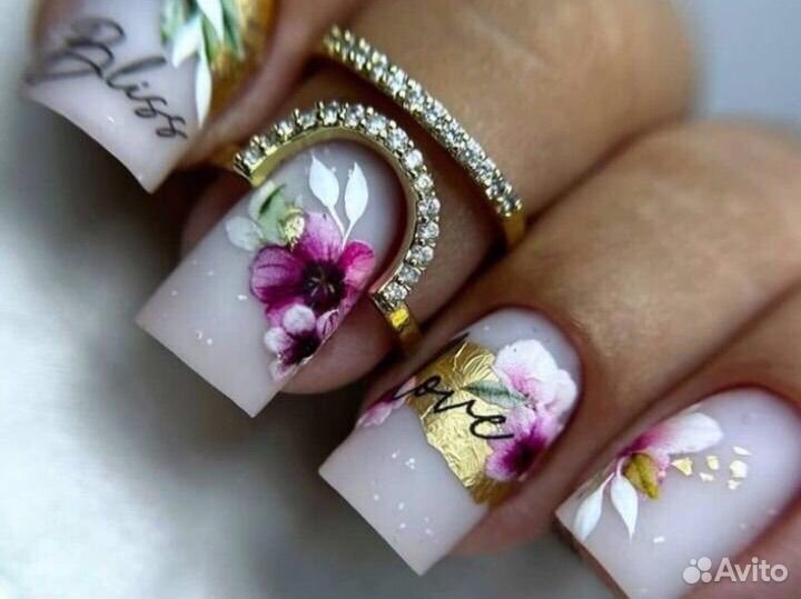 Модель на наращивание ногтей и педикюр