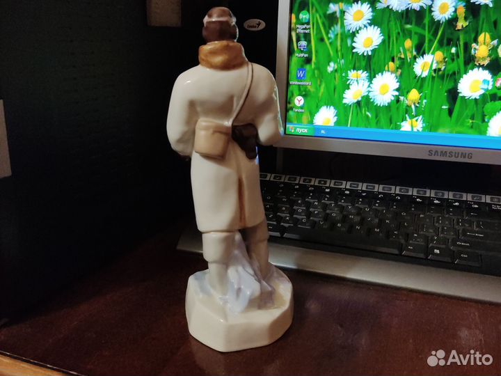 Фарфоровая статуэтка Лётчик лфз СССР