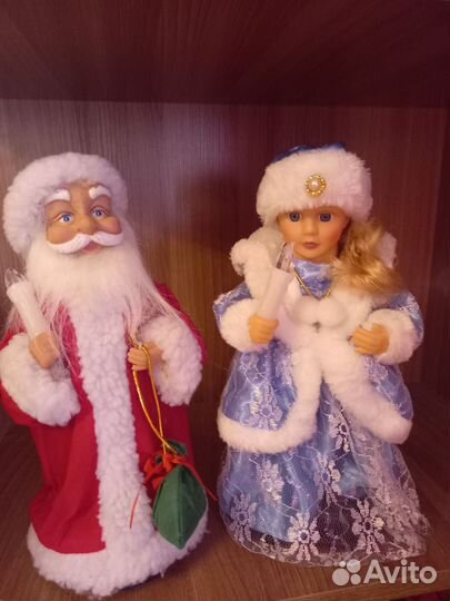 Дед мороз и снегурочка под елку