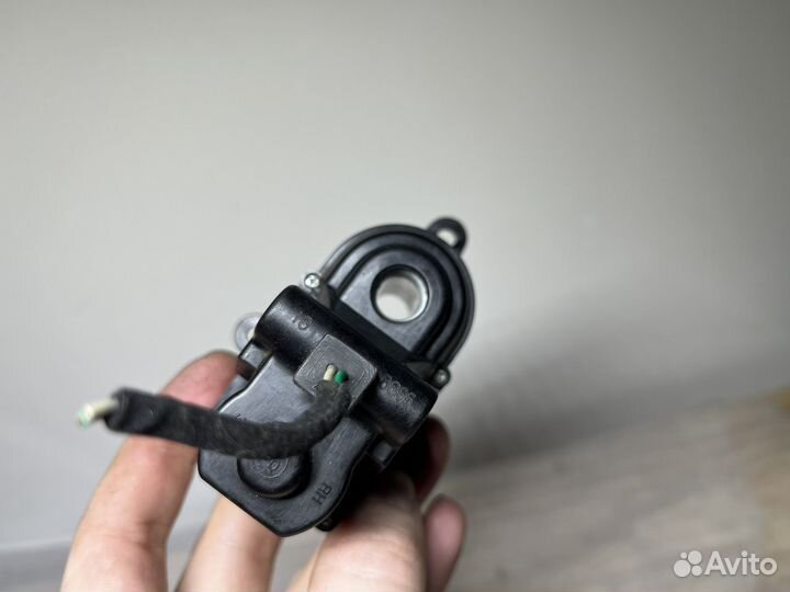 Моторчик складывания правого зеркала Kia Stinger