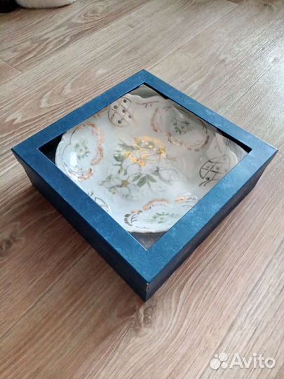 Фарфоровое блюдо на ножках новое