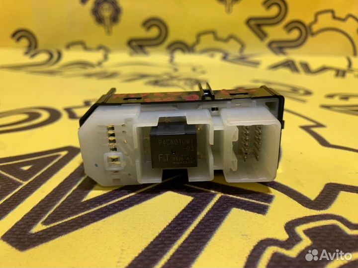 Кнопка стеклоподъемника передняя левая Toyota Ist