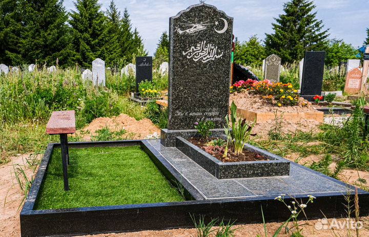 Уборка могил на кладбище