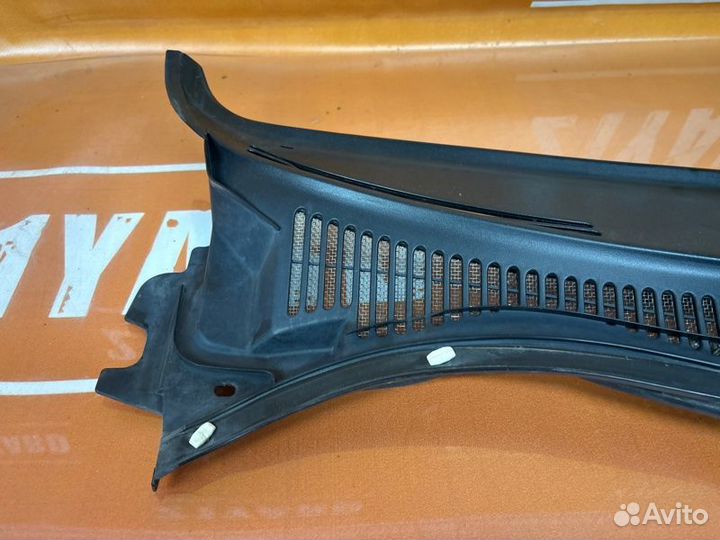 Решетка стеклоочистителя/жабо (планка под лобовое стекло) Toyota Avensis