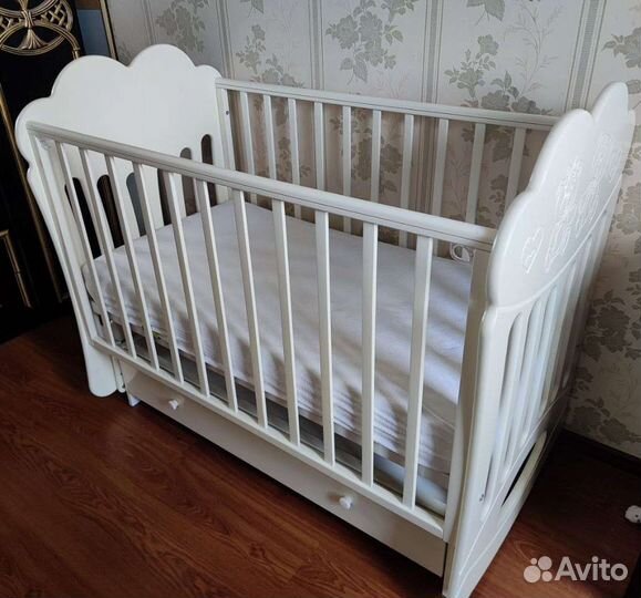 Детская кровать из бука с маятником + матрас