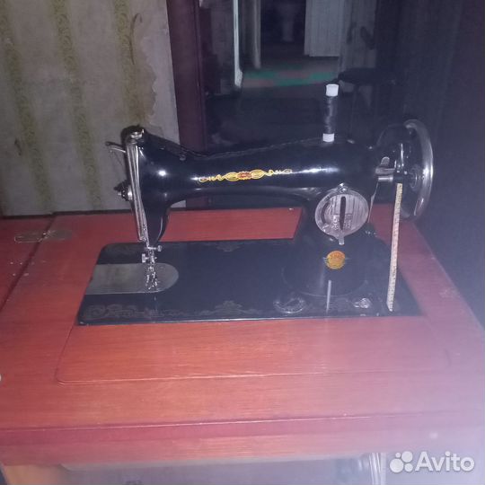 Продаю машинку швейную