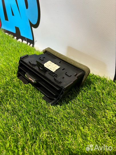 Дефлектор обдува салона левый верхний Ford Mustang