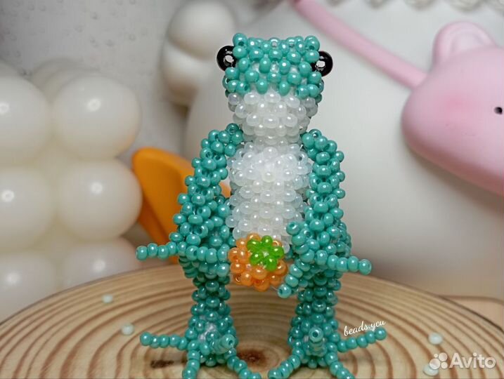 Лягушка с мандаринкой из бисера