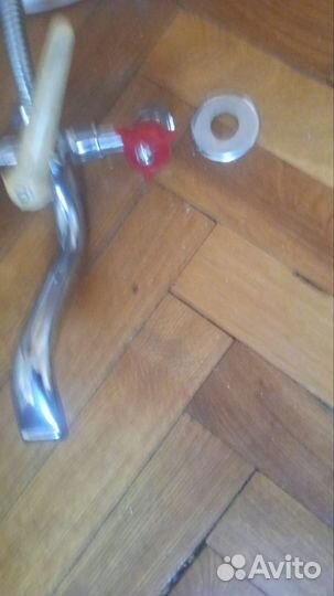 Смеситель для ванной с коротким изливом