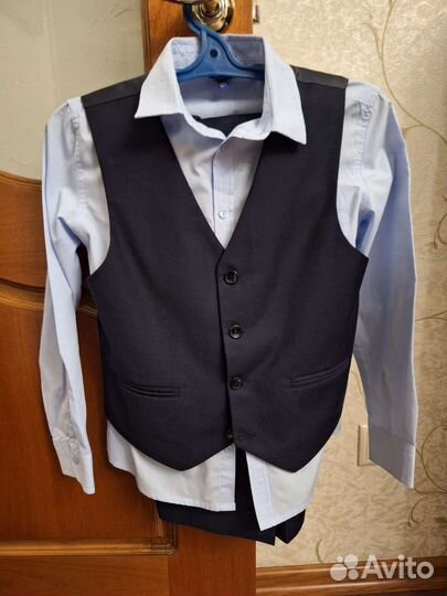 Костюм тройка школьный для мальчика 134+рубашка